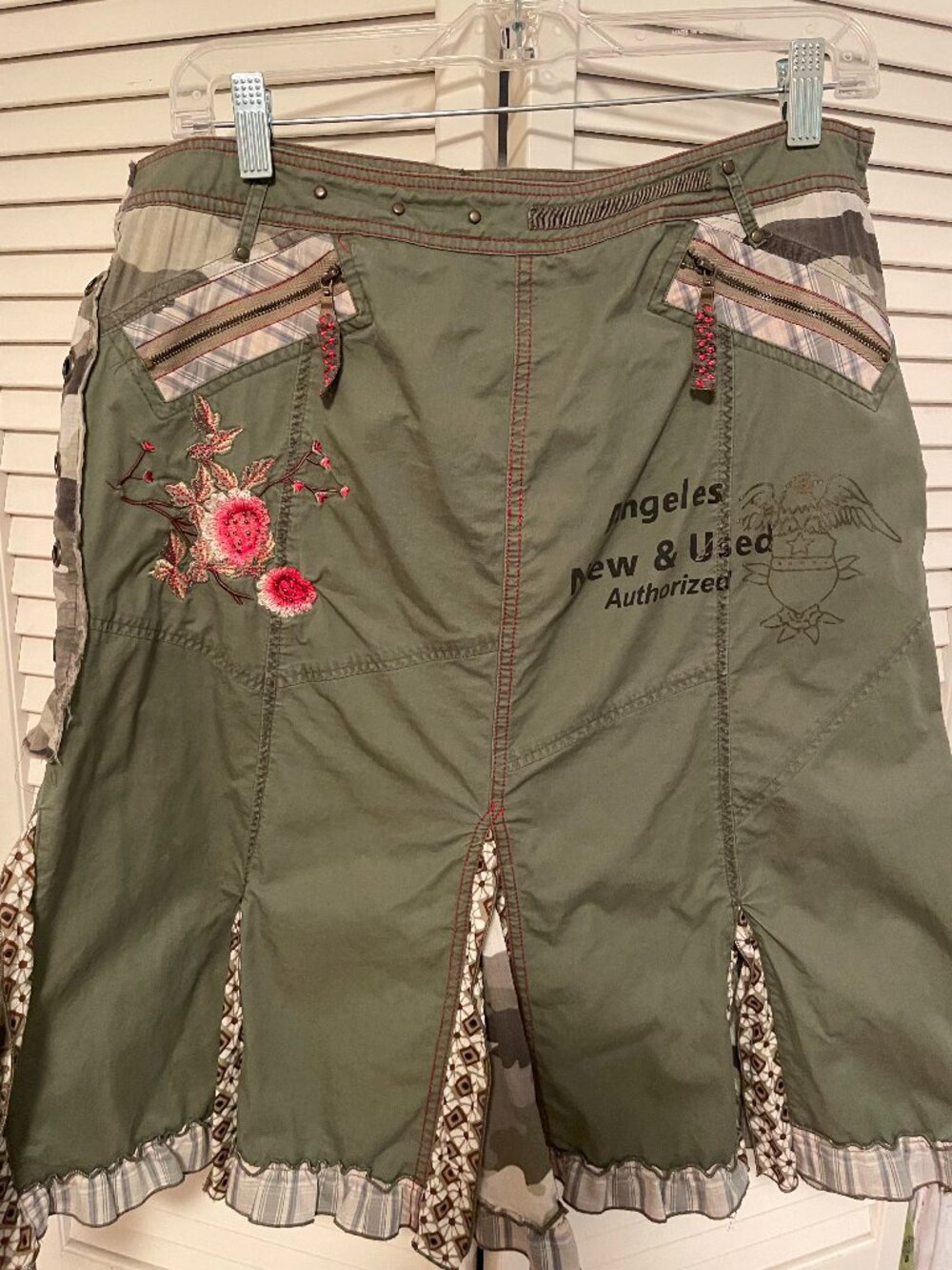 Arty green embroidered knee high skirt. Size L in good condition.